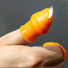 Load image into Gallery viewer, Silicone Thumb Knife with Stainless Steel Blade Fruit Vegetable Picking Thumb Knife Set